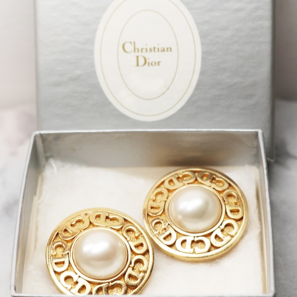 ⚜️ VINTAGE CHRISTIAN DIOR LOGO FAUX PEARL EARRINGS - Picture 9 of 14